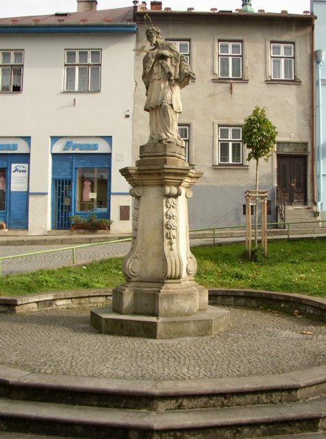 Socha sv. Jana Nepomuck�ho na n�m�st� (kopie)